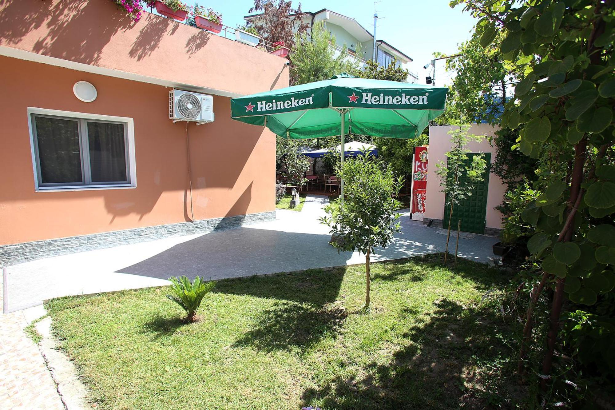 Vila Hyseni دراس الغرفة الصورة